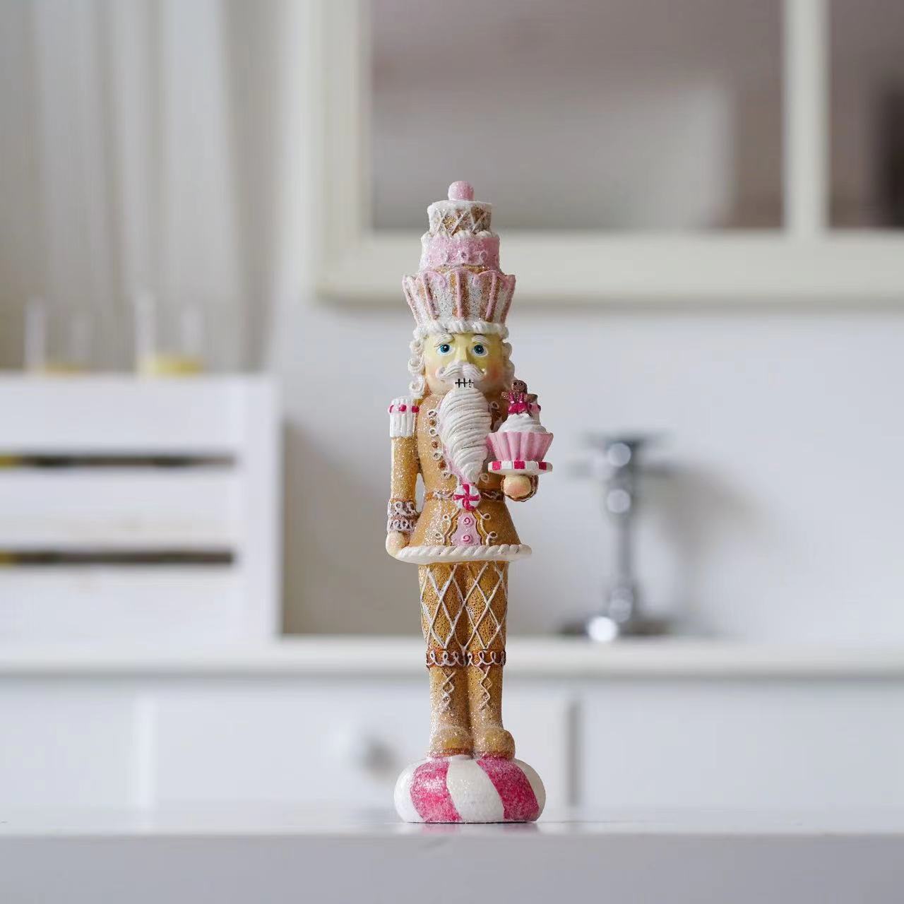دمية جندي كسارة البندق الوردية - مراجعة Nutcracker Figurine وسعره